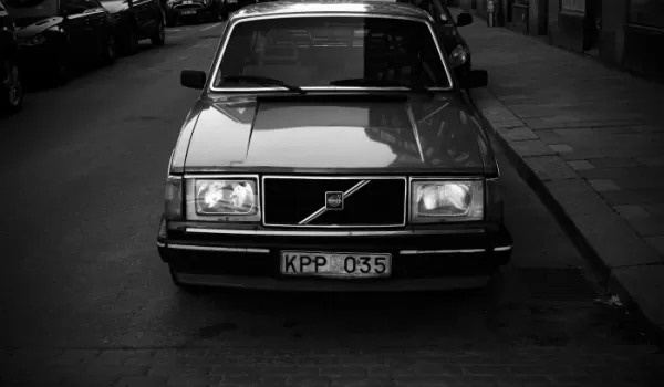 Svartvitt foto av fronten på en Volvo
