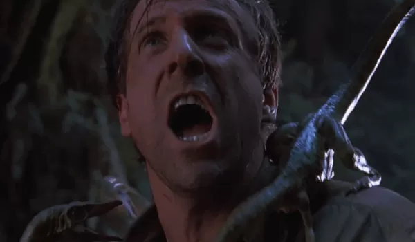 Peter Stormare slåss mot små dinosaurier i filmen The Lost World: Jurassic Park