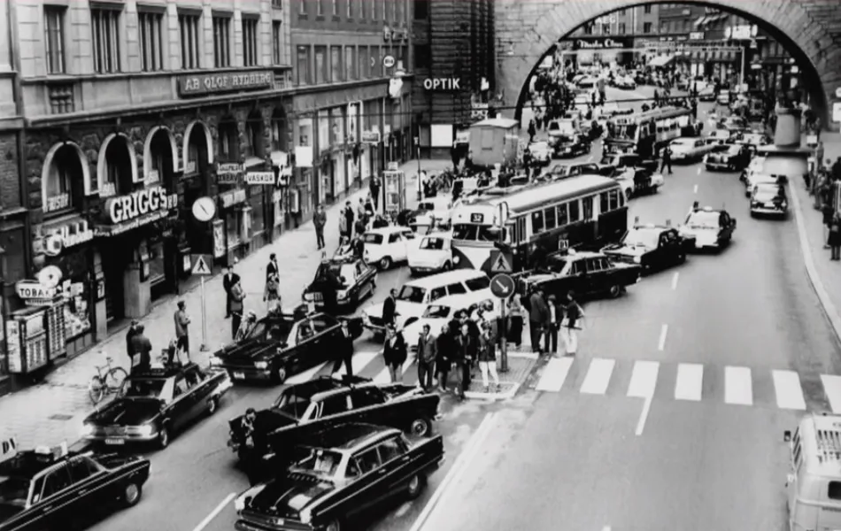 Svartvitt foto från Stockholm den dag då vi gick över till högertrafik i Sverige