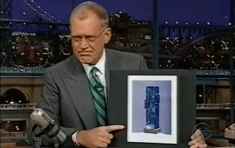 David Letterman med ett foto av tv-priset Kristallen