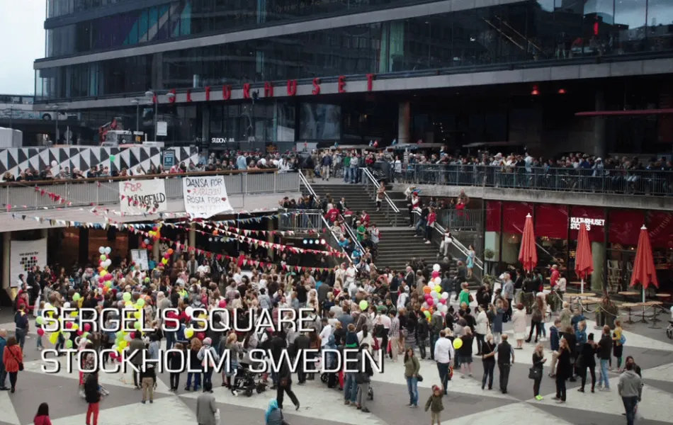 Bild från ett avsnitt från Agents of S.H.I.E.L.D. där man ser Sergels Torg i Stockholm