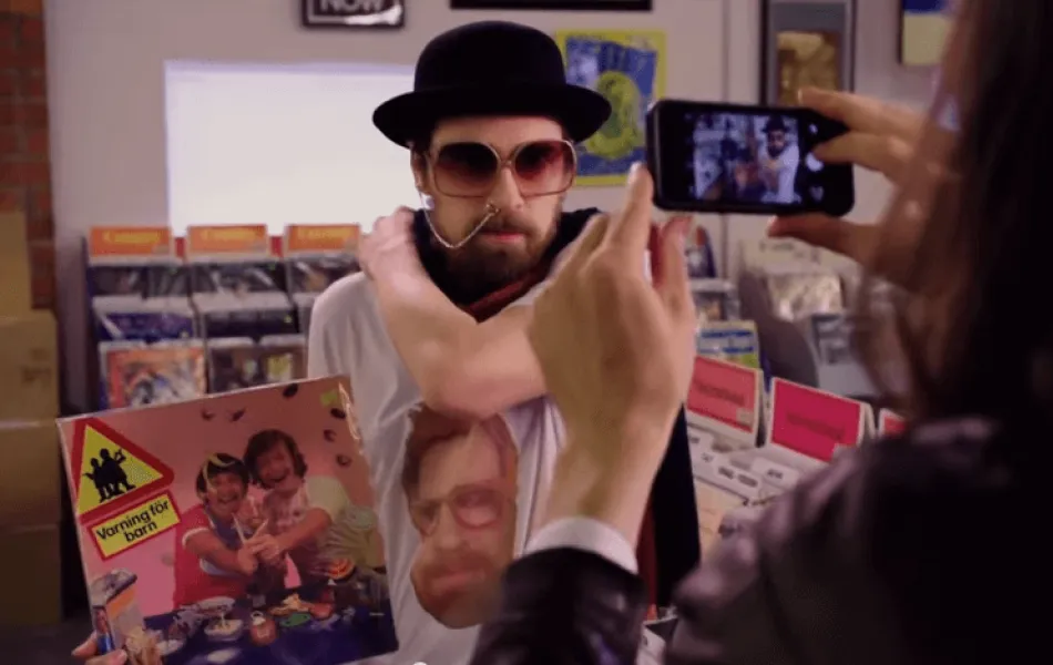 Bild från Weezers musikvideo där skivan Varning för barn visas