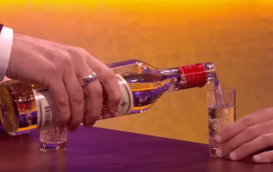 Två snapsglas och OP Andersson