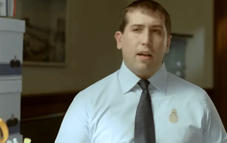 Skärmdump från en reklamfilm, en man med en skjorta med en fläck på