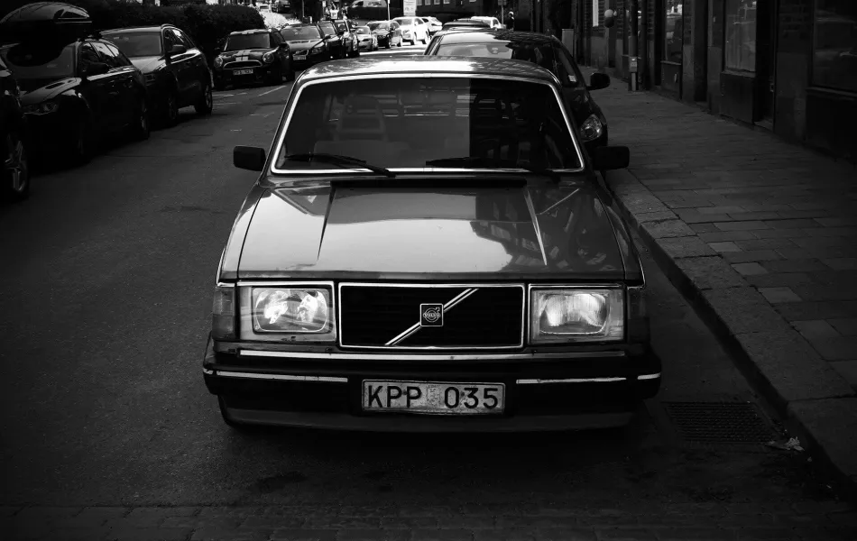 Svartvitt foto av fronten på en Volvo