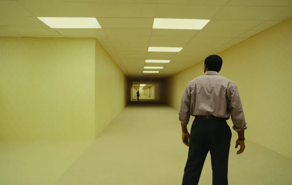 Bild från filmen "Backrooms"