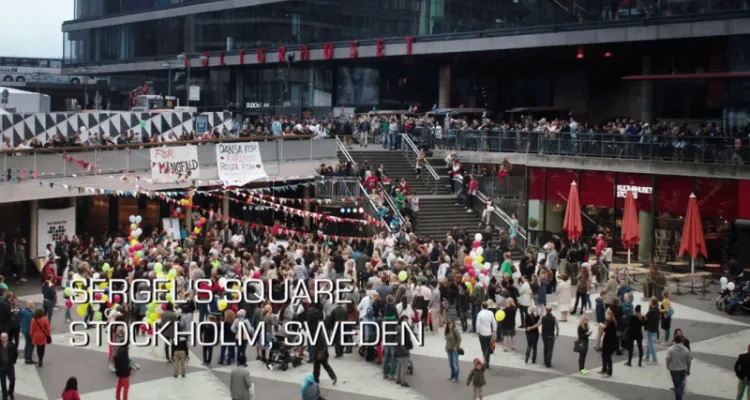 Bild från ett avsnitt från Agents of S.H.I.E.L.D. där man ser Sergels Torg i Stockholm