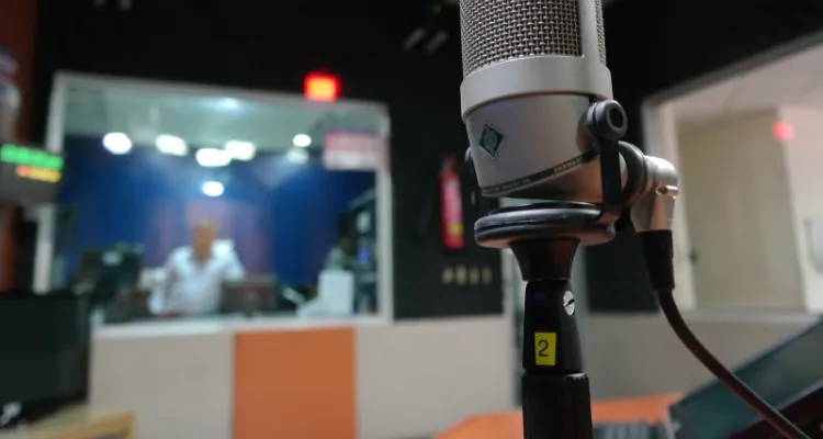 Närbild på en mikrofon i en radiostudio