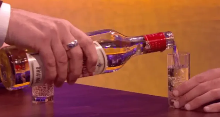 Två snapsglas och OP Andersson