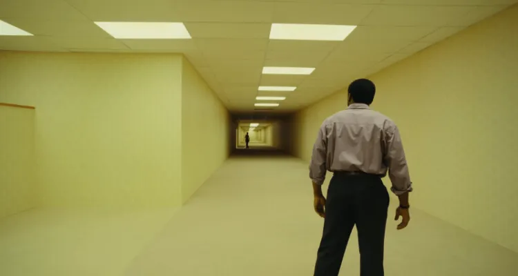 Bild från filmen "Backrooms"