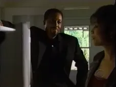 Bild från avsnittet "Dog day afternoon" på tv-serien "Martial law"