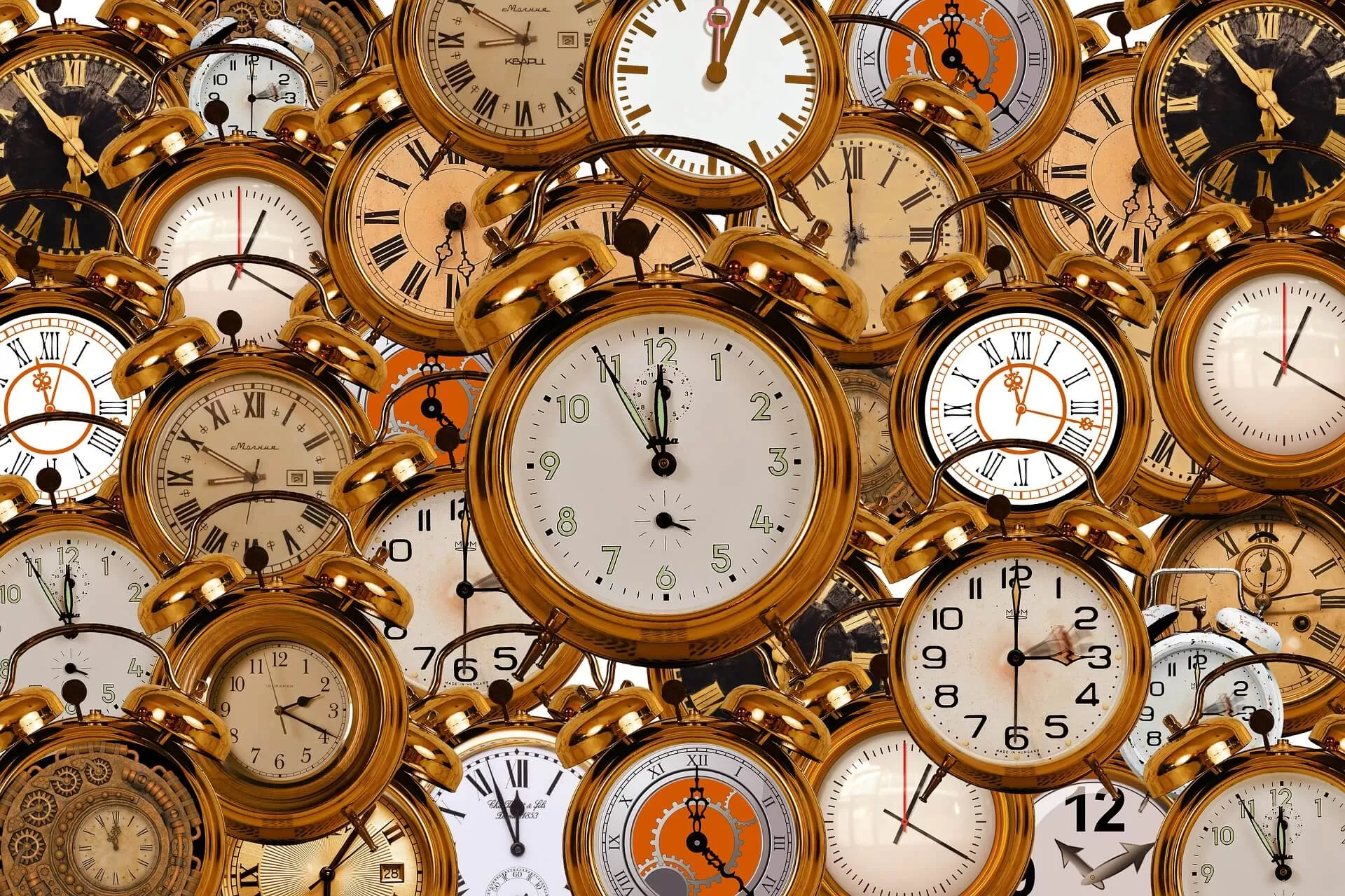 En mängd klockor som visar olika tider på dygnet